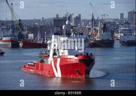 Nordsee Unterstützung Schiff verlässt Aberdeen Harbour, Nord-Ost-Schottland Stockfoto