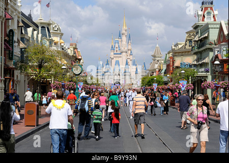 Hauptstraße mit Masse an Walt Disney Magic Kingdom Theme Park Orlando Florida zentrale Stockfoto