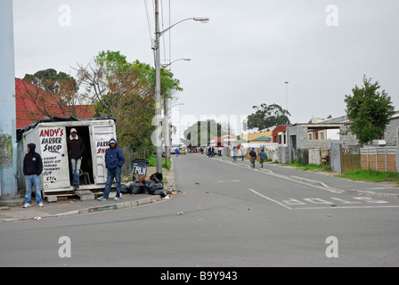 Friseur in einer Straßenecke shipping Container, Township Langa, Cape Town, Südafrika Stockfoto