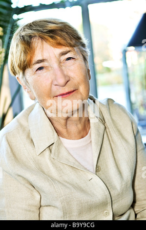 Ältere Frau Lachen und Lächeln an sonnigen Tag Stockfoto