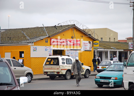 Ein leuchtend gelben Backstein-Supermarkt, im Dienste der lokalen Gemeinschaft, Township Langa, Cape Town, Südafrika Stockfoto