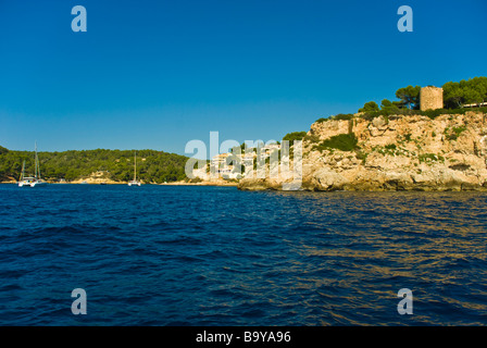 Historischen Turm und Eingang zur Cala Portals Vells, Mallorca, Balearen, Spanien | Trum Ruine Und Bibliotheksgebäudes Bei der Dreifingerbucht Stockfoto