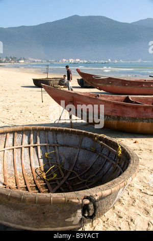 Gewebte Boote und Körben auf China Beach in der Nähe der Hafen von Da Nang Vietnam Stockfoto