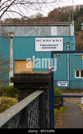 Mit Brettern vernagelt geschlossenen ehemaligen Burberry Kleiderfabrik in Treorchy Rhondda Valley South Wales UK Stockfoto