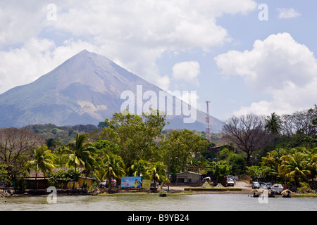 Vulkan Concepcion und die Stadt von Moyogalpa auf der Insel Ometepe aus Nicaragua-See. Stockfoto