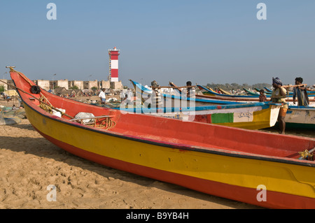 Angelboote/Fischerboote und Leuchtturm am Marina Beach Chennai Tamil Nadu, Indien Stockfoto