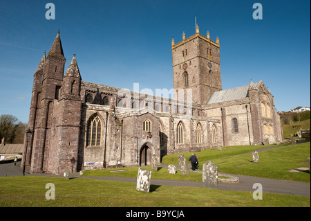 St. David s Kathedrale St. Davids die kleinste Stadt in UK Pembrokeshire Wales Großbritannien Frühling Nachmittag Stockfoto