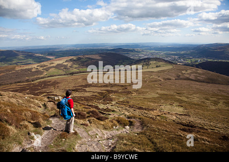Walker auf Fußweg am Zuckerhut blickt Abergavenny Wales UK Stockfoto