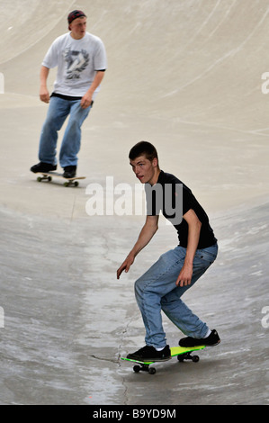 Jugendliche Reiten Skateboards im Louisville Extreme Skate Park in Louisville Kentucky Stockfoto