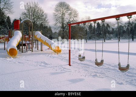 Schnee bedeckt den Kinderspielplatz im Stanley Park im Winter Vancouver British Columbia Kanada Stockfoto