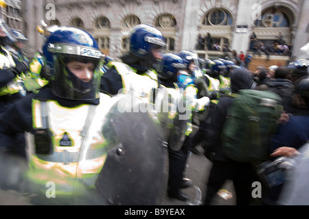 Bereitschaftspolizei schützen RBS Bank in der Stadt neben der Bank of England Stockfoto