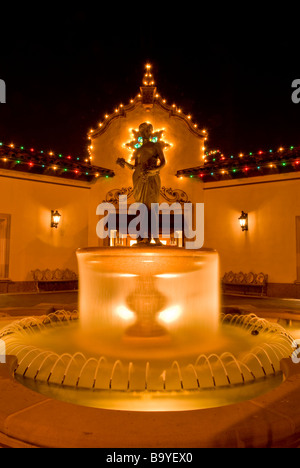 Nachtzeit lange Exposition Bild von einem Brunnen und die Weihnachtsbeleuchtung auf der Country Club Plaza, Kansas City, Missouri Stockfoto