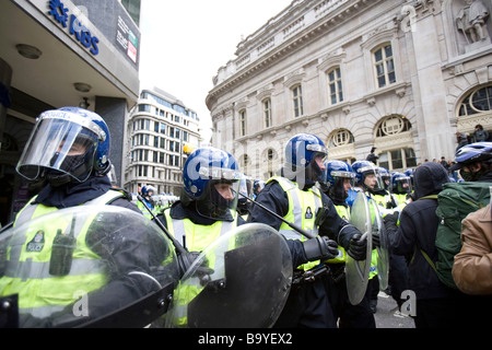 Bereitschaftspolizei schützen RBS Bank in der Stadt neben der Bank of England Stockfoto