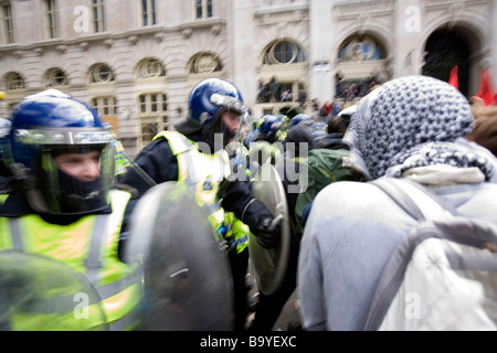 Bereitschaftspolizei schützen RBS Bank in der Stadt neben der Bank of England Stockfoto