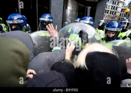 Bereitschaftspolizei schützen RBS Bank in der Stadt neben der Bank of England Stockfoto