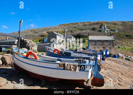 Angelboote/Fischerboote vertäut am Slipway am Penberth Cove, Cornwall, uk Stockfoto