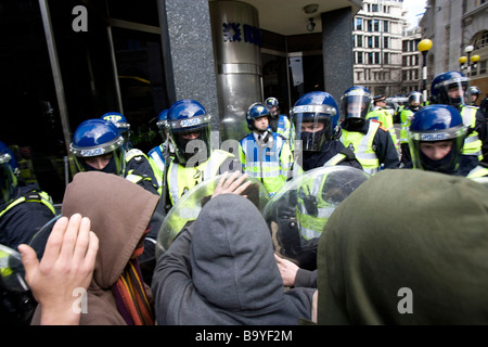 Bereitschaftspolizei schützen RBS Bank in der Stadt neben der Bank of England Stockfoto