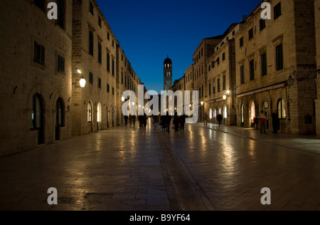 Menschen Fuß entlang Placa Stradun in der Altstadt von Dubrovnik, Kroatien Stockfoto