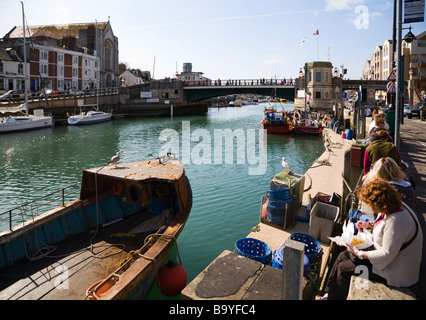 Rostigen alten Trawler gebunden an den Kai.  Hafen von Weymouth. Dorset. VEREINIGTES KÖNIGREICH. Stockfoto