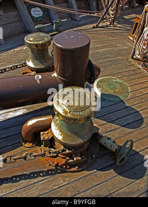 Winden für das Schleppen der Anker auf Großsegler und Details des Decks Stockfoto