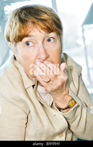 Angst vor ältere Frau suchen seitwärts in der Überraschung Stockfoto