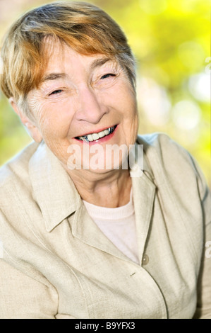 Ältere Frau Lachen und Lächeln mit abstrakten Hintergrund Stockfoto