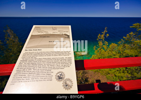 Interpretierende Zeichen an der leichten Station Aussichtsdeck auf Blumentopf-Insel in der Fathom Five National Marine Park, Lake Huron. Stockfoto