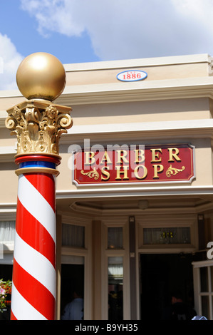 Friseur und Barber Pole im Walt Disney Magic Kingdom Theme Park Orlando Florida Central Stockfoto