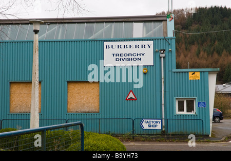 Mit Brettern vernagelt geschlossenen ehemaligen Burberry Kleiderfabrik in Treorchy Rhondda Valley South Wales UK Stockfoto