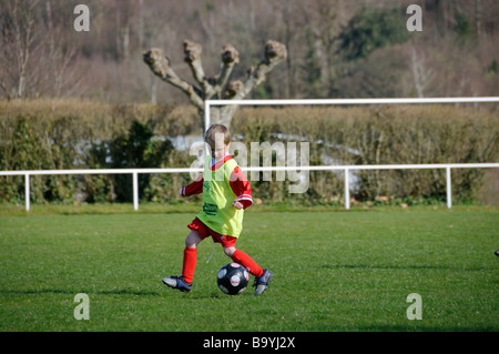 Stock Foto von einem 9-jährigen Jungen Fußball spielen Stockfoto