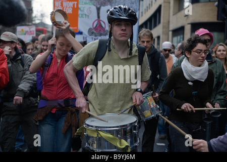 Band der antikapitalistischen Demonstranten marschieren während Anti-g-20-Demo in London, 1. April 2009 Stockfoto