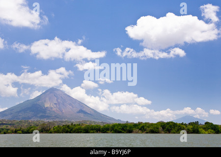 Vulkanen Concepción und Maderas auf der Insel Ometepe aus Nicaragua-See. Stockfoto