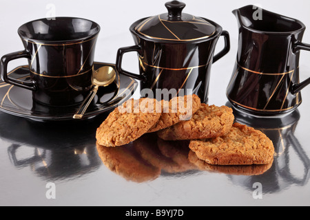 Kekse-Cookies auf einer reflektierenden Oberfläche bereit zum Essen Stockfoto