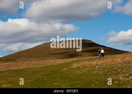 Zwei Personen gehen Hand in Hand am Zuckerhut Wales UK Stockfoto