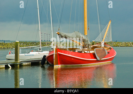 Klassische holländische flach unten Segeln und Angelboot/Fischerboot im Hafen, Niederlande | Plattbodenschiff, Wattenmeer, Noord-Holland Stockfoto