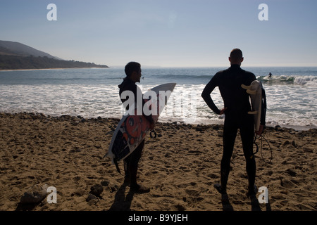 Surfer am Strand von Malibu in Kalifornien Stockfoto