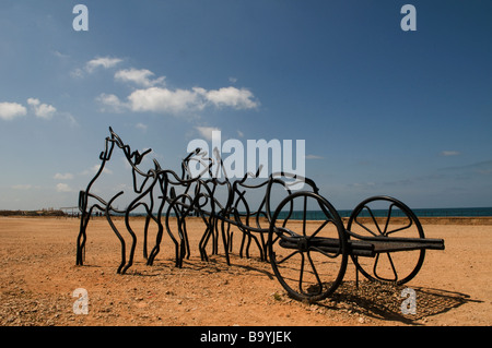 Zeitgenössische Skulptur Darstellung römischen Wagen am alten Hippodrom Chariot Rennen Meta Prima Bereich in Caesarea Nationalpark Israel Stockfoto