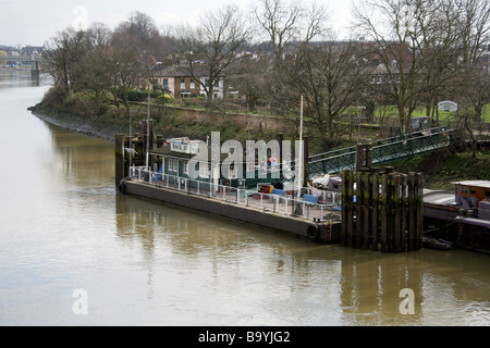 Blick auf das Südufer der Themse und Kew Gardens Pier von Kew Bridge, Blick nach Osten, Kew, Richmond, Surrey, UK Stockfoto