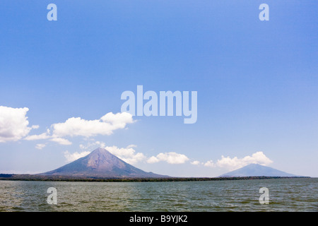 Vulkanen Concepción und Maderas auf der Insel Ometepe aus Nicaragua-See zu sehen. Stockfoto