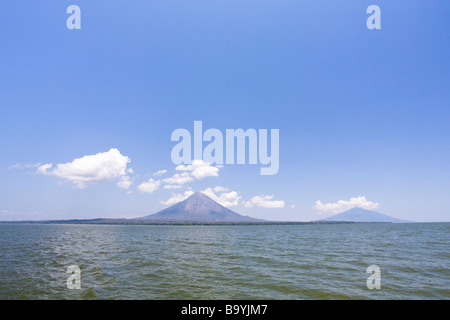 Vulkanen Concepción und Maderas auf der Insel Ometepe aus Nicaragua-See. Stockfoto