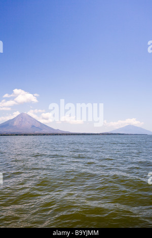 Vulkanen Concepción und Maderas auf der Insel Ometepe aus Nicaragua-See. Stockfoto