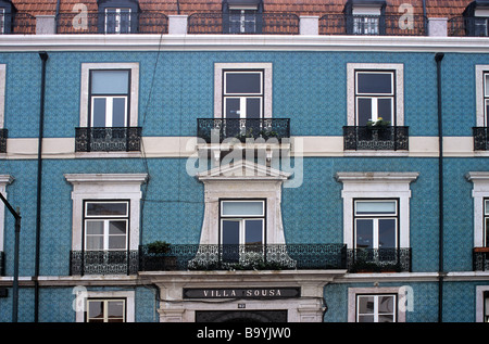 Apartment-Gebäude-Fassade bedeckt in türkis blauen Azulejos Kacheln, Villa Sousa, Lissabon, Portugal Stockfoto