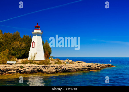 Große Badewanne Leuchtturm (1885) am Lighthouse Point in der Nähe von Tobermory markiert den Eingang zum großen Wanne Hafen, Huron-See, Ontario, Kanada. Stockfoto