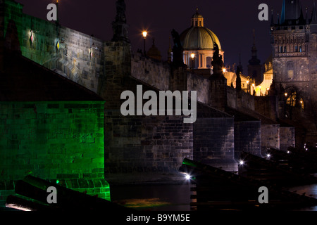 Charles Brückenpfeiler beleuchtet in der Nacht und Vltava (Moldau), Prag, Tschechische Republik. Stockfoto