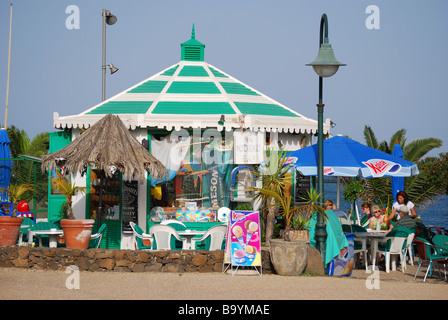 Beach Promenade Café, Las Cucharas Strand Costa Teguise, Lanzarote, Kanarische Inseln, Spanien Stockfoto