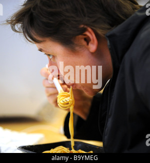 Frau mit Gabel Spaghetti-Essen Stockfoto