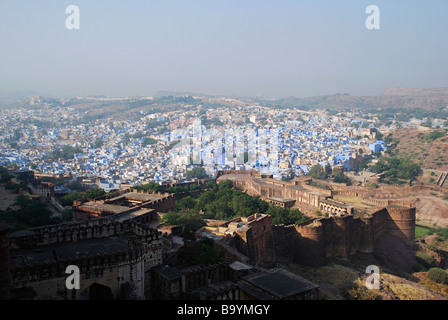 Blick auf die Altstadt Jodhpur Stadt (blau) oben auf Mehrangarh Fort, Bundesstaat Rajasthan, Indien. Stockfoto