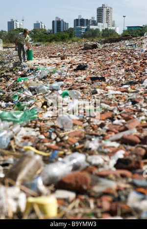 Männchen sammeln Müll in verschmutzten Landschaft Stockfoto