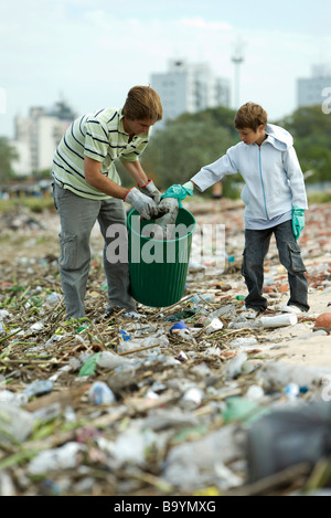 Zwei Personen in Müllkippe, sammeln von wiederverwertbaren Kunststoffmaterialien in Mülleimer Stockfoto