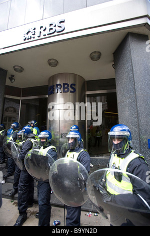 Bereitschaftspolizei schützen RBS Bank in der Stadt neben der Bank of England Stockfoto